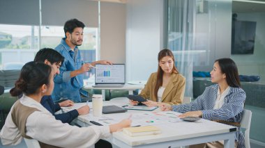 Ux Geliştirici ve Ui Tasarımcı Beyin Fırtınası ve Girişim Pazarlama Ekibi İş Adamları Ofiste Tartışıyor. Takım çalışması, Strateji, Dijital Pazarlama Stratejisi Geliştirme Kullanıcı deneyimi kavramı.