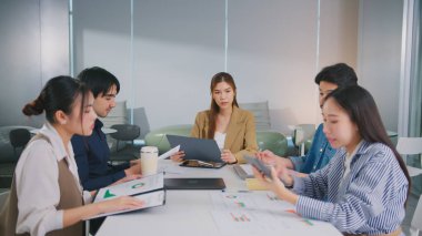 Kendine güvenen kadın lider, strateji toplantısı, takım çalışması, işbirliği, iş büyüme analizi, finansal veriler, başlangıç başarısı, kurumsal ortaklık,