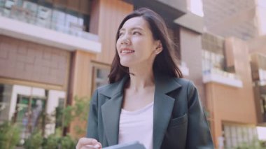 Şehir sokaklarında stilus kalemle tablet bilgisayarda görev yapan iş kadınının portresi 