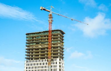 İnşaat vinci konutta. İnşaat alanında inşaat halindeki binalar. Kule vinçleri iş başında. Formawork sırasında turna. Çok Katlı Konutlar İnşaat, Havadan Bakış.