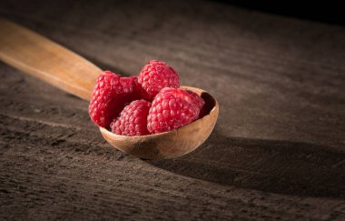 Bir tahta kaşık, üstten görünüm içinde ahududu