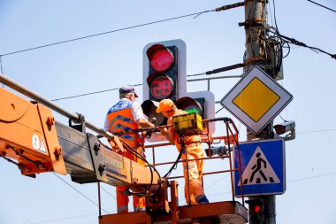 Roadwork Aracı Yön Oku ile Güvenliği Sağlar. Acil Servis Van 'ı Bakım ve onarım için hazır. Altyapı ve İnşaat Mühendisliği