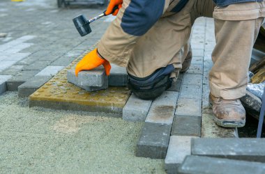 Kaldırım, fayans döşeyen işçi, iş, çekiç, yaya alanı, duvarcı döşeme döşemesi kaldırım, işçi, onarım, yaya alanı