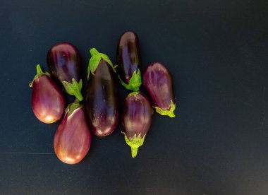 Siyah zemin üzerinde patlıcanlar, izole et, hasat, bahçe, olgun, yiyecek
