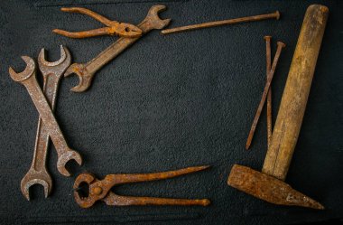 Siyah zemin üzerinde eski paslı araç, paslı metal, izole, tasarım için