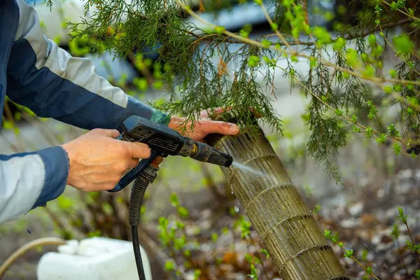 Klimayı temizleyen işçi, filtreyi bir su akıntısı ile yıkar.