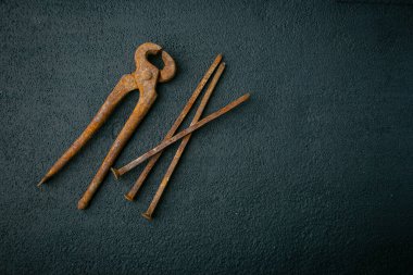 Siyah zemin üzerinde paslı çiviler ve levye, paslı metal, geriye dönük araç