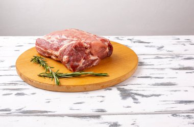 Kesme tahtasında biftek, domuz eti.