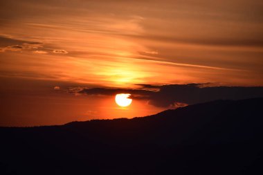 Dağlarda gün batımı