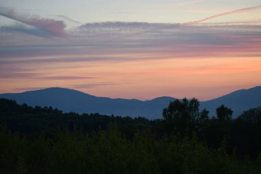 Dağın üstünde güzel bir gün batımı