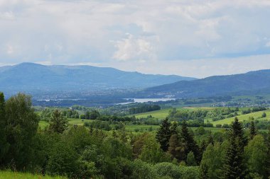 Yeşil çimenleri ve mavi gökyüzü olan güzel dağ manzarası