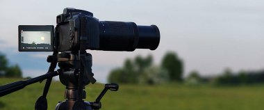 kamera ve tripod doğada