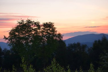 Bir dağ manzarasında gün batımı. yüksek kaliteli fotoğraf