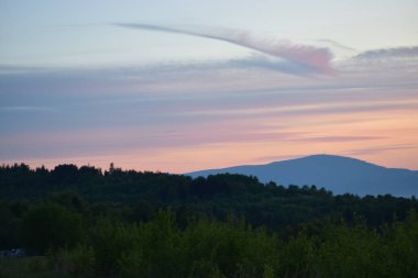 Dağın üstünde güzel bir gün batımı