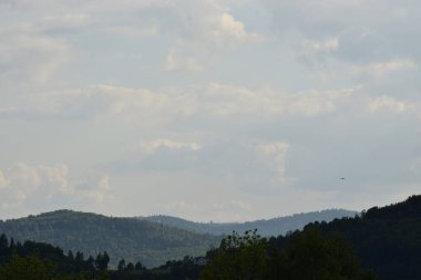 Mavi bulutlu gökyüzü ve bulutlu yaz manzarası