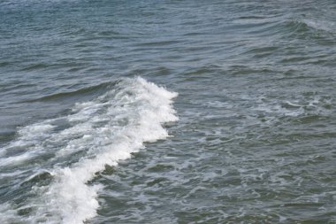 Deniz yüzeyinde köpük ve dalgalar