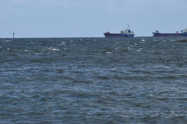 Deniz ve liman manzarası