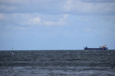 Tekneden limana, denize, bulutlu mavi gökyüzüne