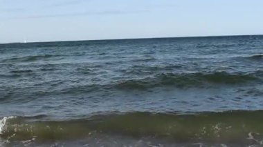 Deniz ve dalgalar sahilde