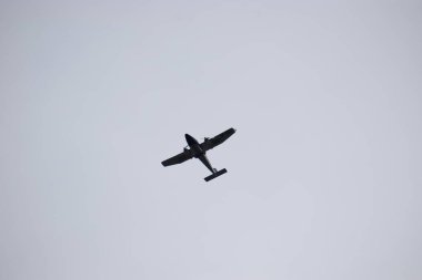 Gökyüzünde uçan bir uçak