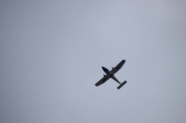 Uçak gökyüzünde uçuyor.