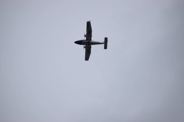 Gökyüzünde bir uçak