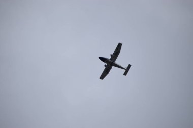 Arka planda bulutlar olan gökyüzünde bir uçak.