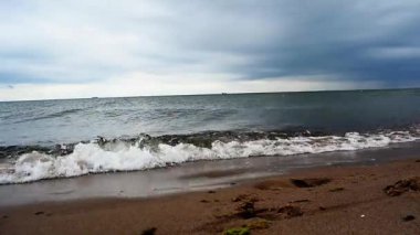 Kumsalda deniz dalgaları