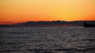 Gölün üzerinde gün batımı