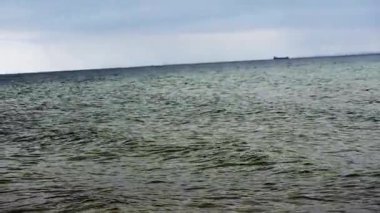 Deniz dalgaları ile güzel sahil