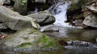 Dağlardaki güzel şelale