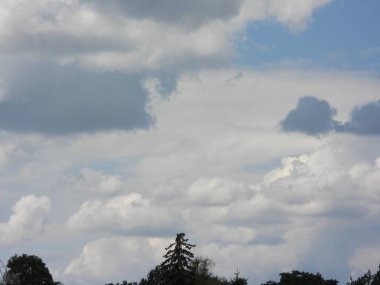 Fotoğraf yağmurdan önce kara bulutlu soğuk bir gökyüzünü gösteriyor. Görüntü, kasvetli bir günün havasını ve yağış yaklaşımını aktarır..