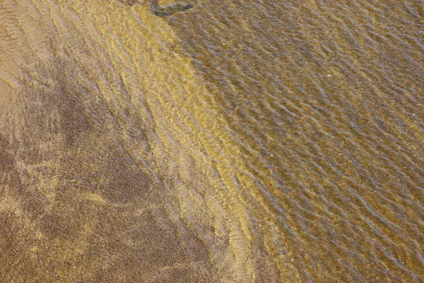 Vistula Nehri 'nin kumlu nehir yatağına yakın çekim, temiz su ortamındaki doğal çökeltileri, dokuları ve sualtı manzarasını gösteriyor..