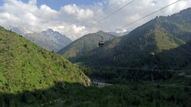 Almaty 'deki dağlar. Buradan Shymbulak kayak merkezine giden teleferiği görebilirsiniz.