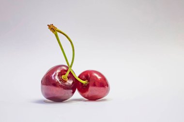 Beyaz bir tabakta iki kiraz