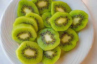 Dilimlenmiş kivi yemeye hazır.