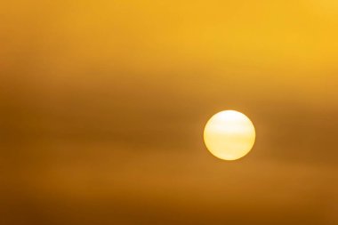 Sabah erken, güneş ve güneş arka planda.