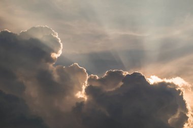 Meteoroloji ve arkaplan için gökyüzü ve dramatik bulutlar