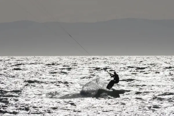 Σιλουέτα Των Ανθρώπων Kitesurfing Πάνω Από Θάλασσα — Φωτογραφία Αρχείου