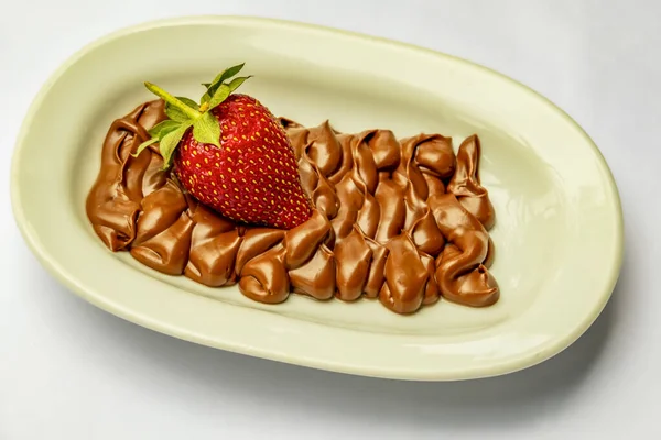 Κρέμα Σοκολάτας Και Φράουλες Στο Πιάτο — Φωτογραφία Αρχείου