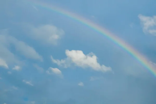 空と虹を背景に — ストック写真