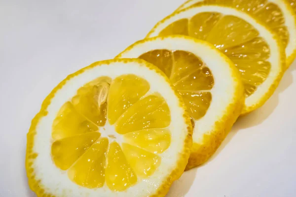 Nahaufnahme Einer Zitronenscheibe Auf Einem Weißen Teller — Stockfoto