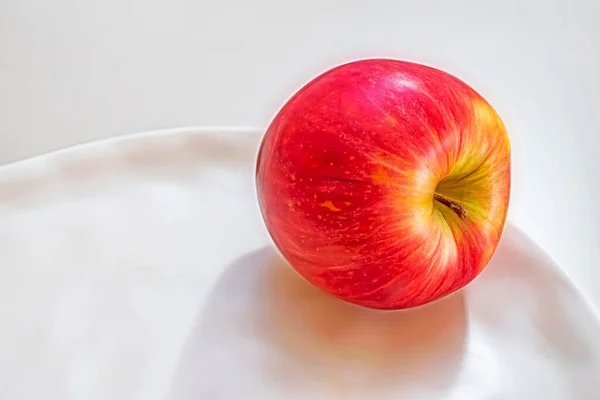 Červené Jablko Bílém Talíři — Stock fotografie