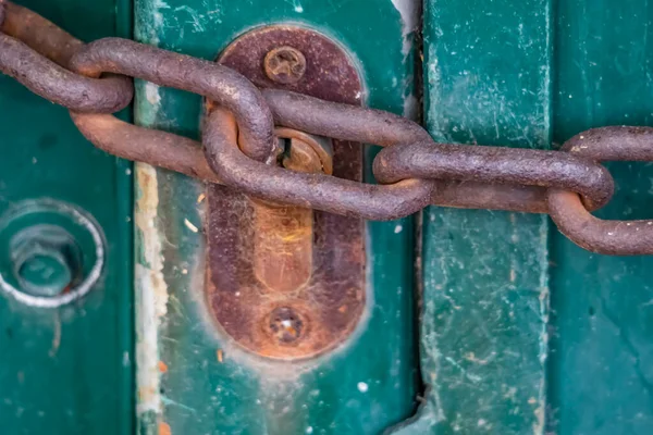 生锈的门锁和锁链 — 图库照片