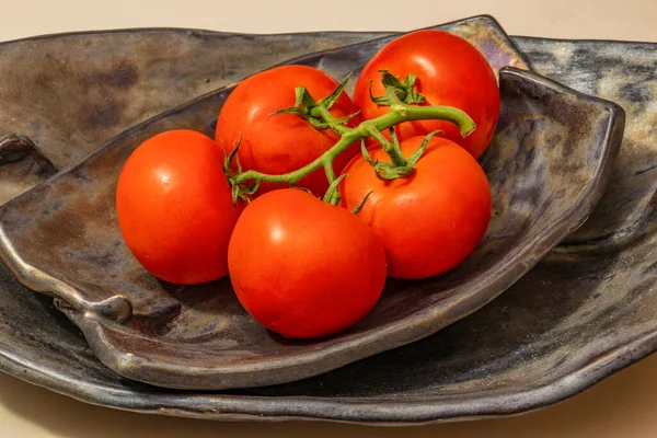 Tomates Rouges Sur Une Assiette Décorative — Photo