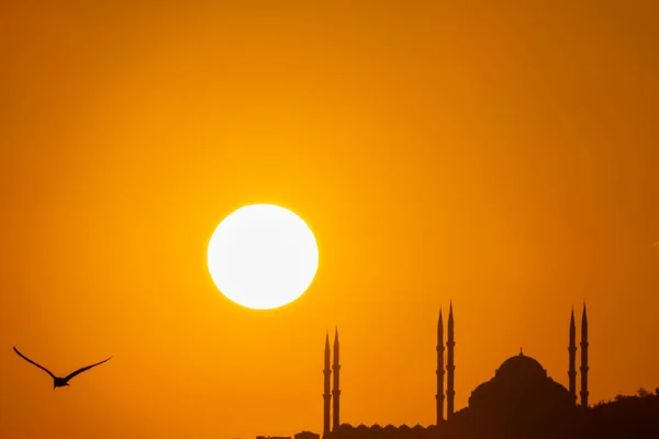 Νωρίς Πρωί Την Ανατολή Του Ηλίου Και Τζαμί Σιλουέτα Στην — Φωτογραφία Αρχείου
