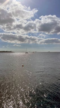 Moda, İstanbul, Türkiye. 22 Ekim 2022 Moda plajından Marmara Deniz Manzarası İstanbul, Türkiye 'de sıcak bir hafta sonu tatili sonrası