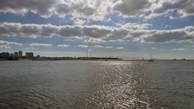 Moda, İstanbul, Türkiye. 22 Ekim 2022 Moda plajından Marmara Deniz Manzarası İstanbul, Türkiye 'de sıcak bir hafta sonu tatili sonrası