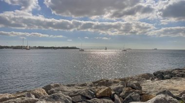 Moda, İstanbul, Türkiye. 22 Ekim 2022 Moda plajından Marmara Deniz Manzarası İstanbul, Türkiye 'de sıcak bir hafta sonu tatili sonrası