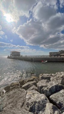 Moda, İstanbul, Türkiye. 29 Ekim 2022. Marmara Denizi ve Moda İskelesi manzarası İstanbul 'un Kadıköy ilçesinin Moda kıyısından sonbaharda